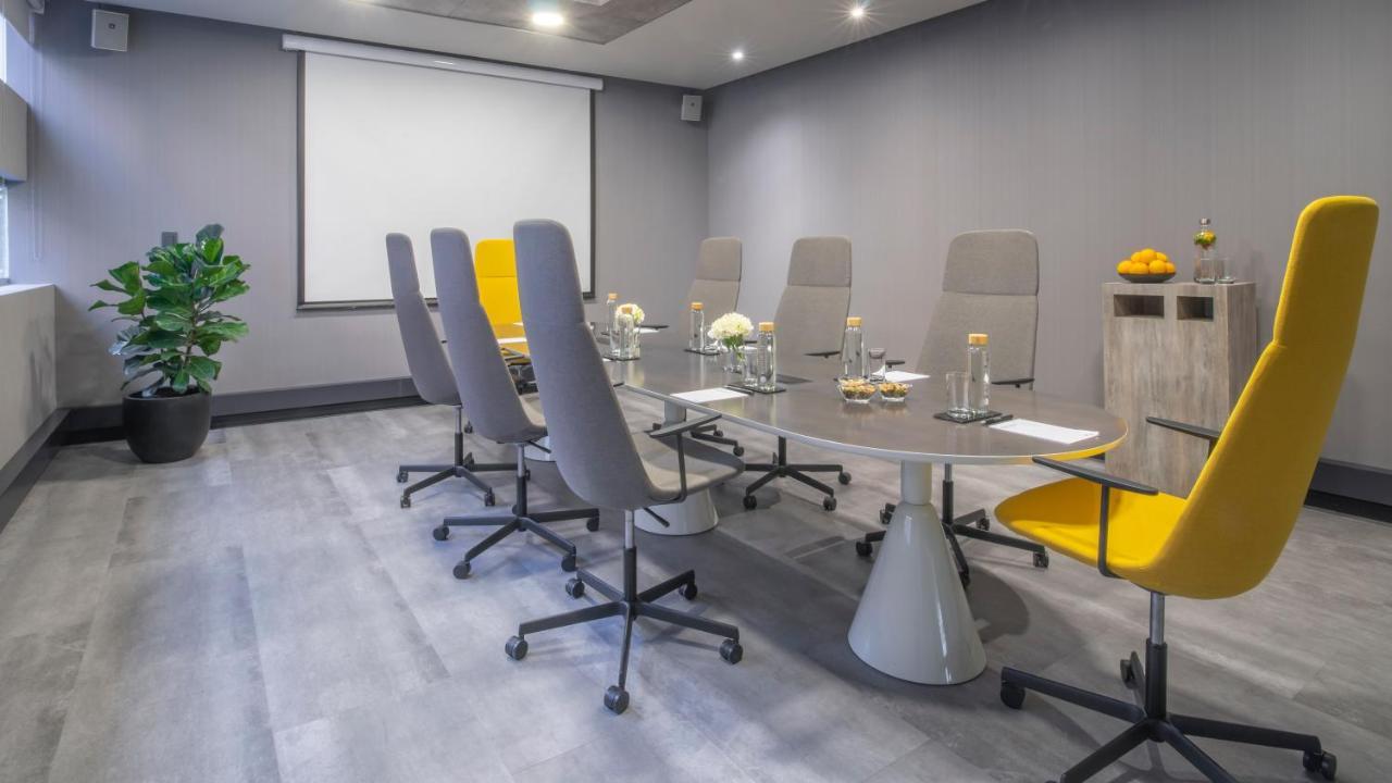 Отель Pullman Santiago El Bosque Экстерьер фото Meeting room at the hotel