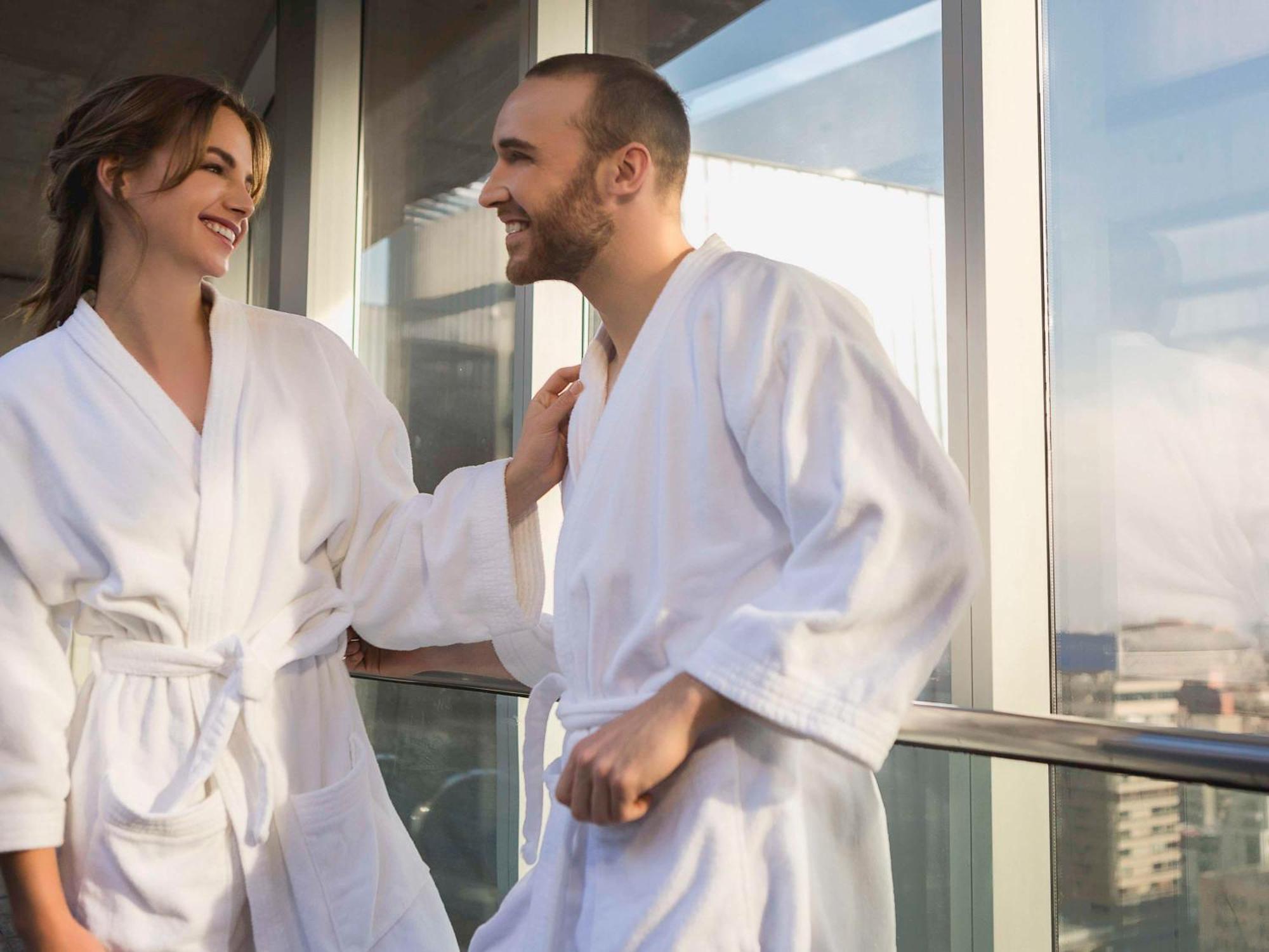 Отель Pullman Santiago El Bosque Экстерьер фото A couple wearing bathrobes