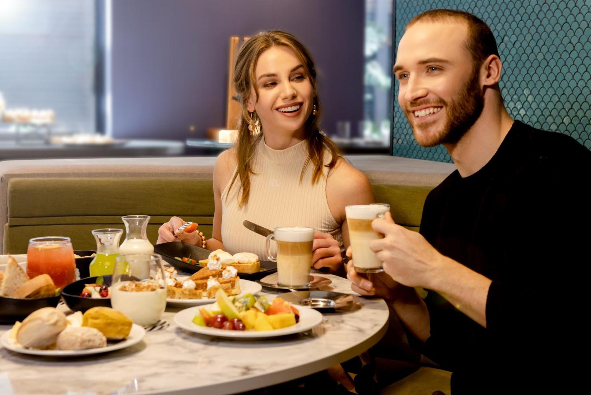 Отель Pullman Santiago El Bosque Экстерьер фото A couple at a restaurant
