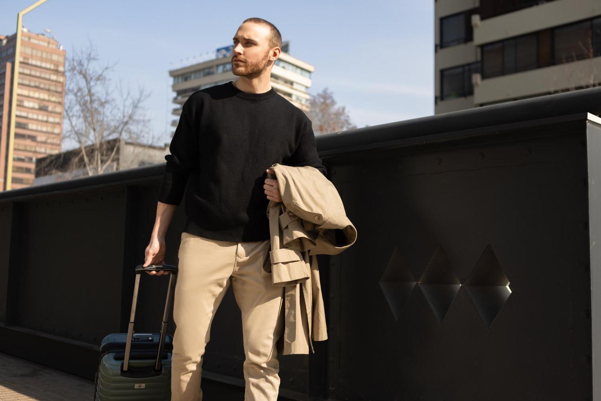 Отель Pullman Santiago El Bosque Экстерьер фото A man wearing a crew neck sweater
