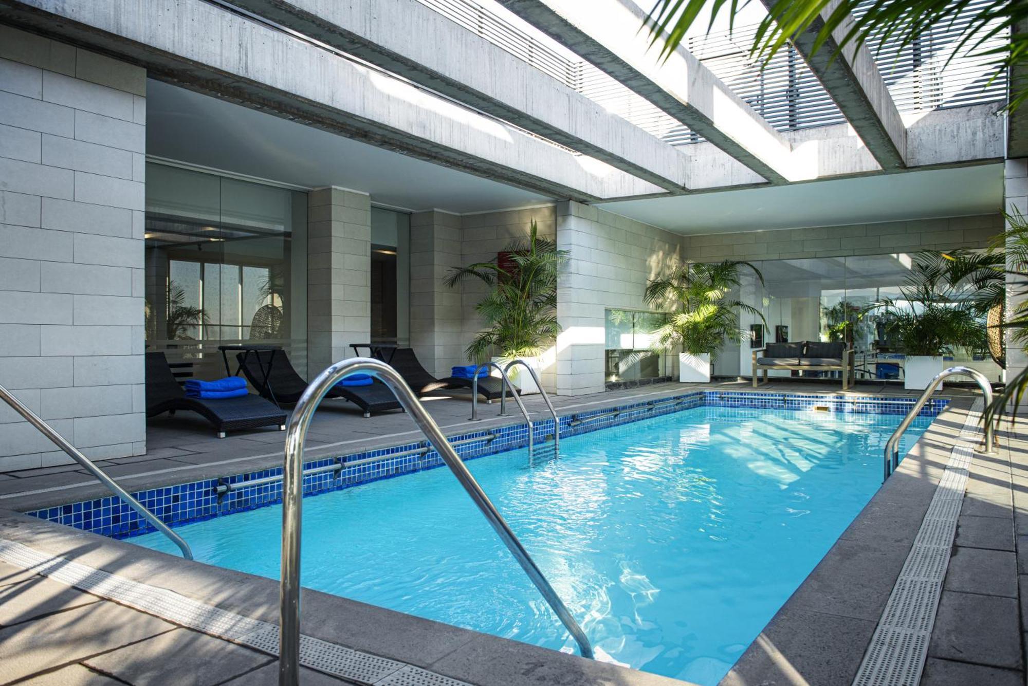 Отель Pullman Santiago El Bosque Экстерьер фото The pool at the hotel